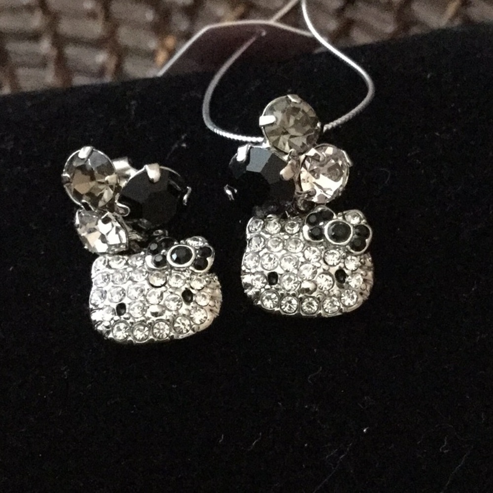 Hello Kitty earrings - Picture 3 of 3